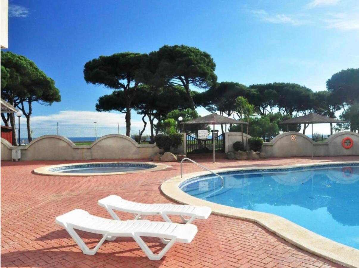 Apartment Direkt Am Strand Бланес Экстерьер фото